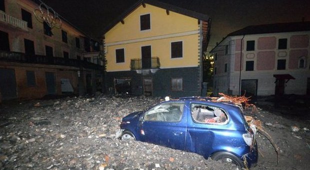 Alluvione a Genova, straripano i fiumi: un morto. Attesa un'altra piena. Protezione civile: «Non uscite di casa»