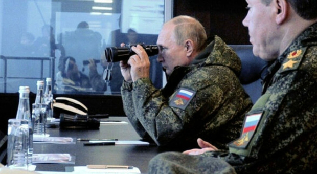 Russia, sale la tensione con la Nato: via ai test nucleari con armi tattiche. Putin: «Rischio guerra mondiale è alto»