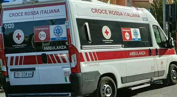 Ancona, frontale tra auto: un conducente 74enne finisce all'ospedale, illeso l'altro