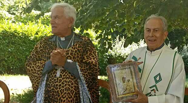 Fa il giro del mondo l'ultima tendenza in fatto di abiti liturgici, il vescovo alla messa sfoggia il leopardato
