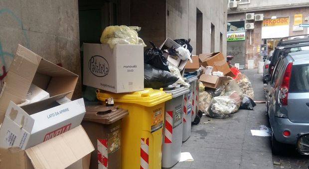 Vergogna nella «City» napoletana: cumuli di immondizia in via Stendhal