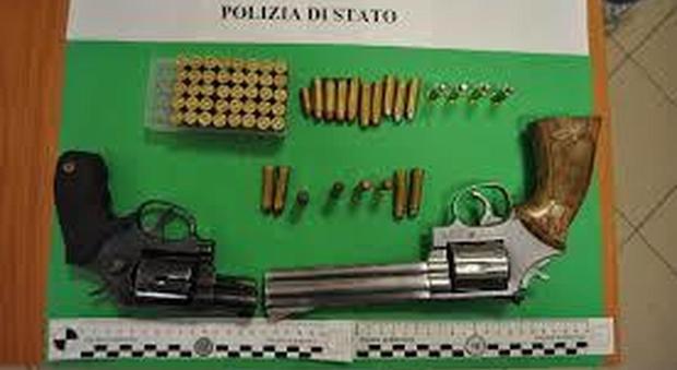 Pistole e munizioni nascoste in casa: condannato a quattro anni di carcere