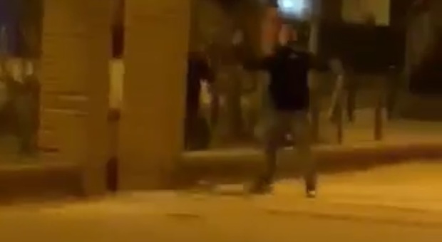 Licola, ecco il video dei vandali mentre attaccano la piazza: «Comandiamo noi»