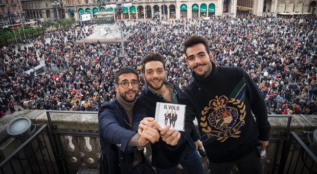 Milano, Il Volo in piazza Duomo: «Festeggiamo dieci anni di musica e amicizia»