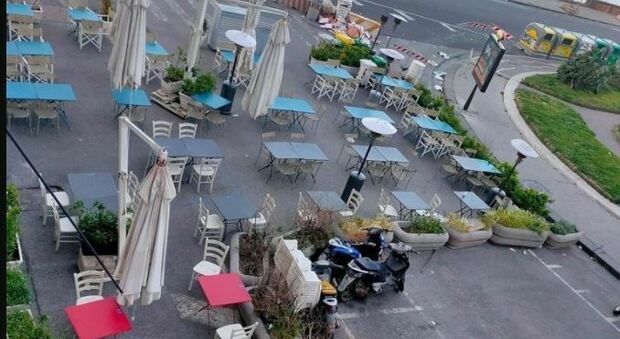 Napoli zona gialla, strade e marciapiedi occupati dai tavolini: gli abusivi già dilagano