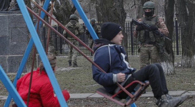 Putin prepara i bambini alla guerra: a scuola almeno 140 ore di addestramento militare