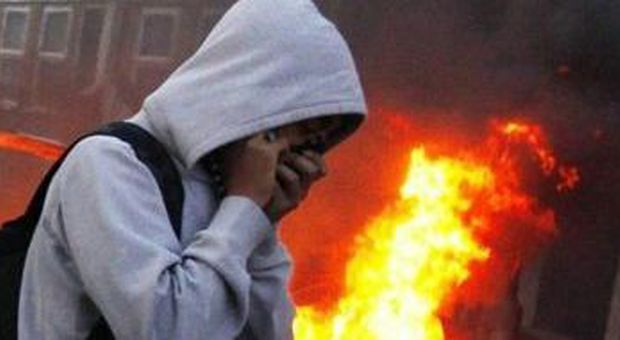 L'Inghilterra brucia, morto un ragazzo Cameron: criminali, saranno puniti