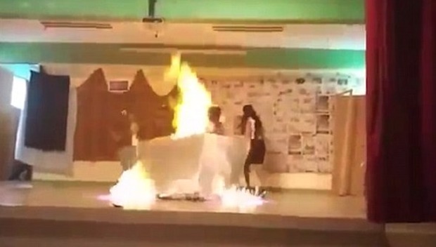 Messico, paura durante una recita scolastica: due ragazze vengono avvolte dalle fiamme sul palco
