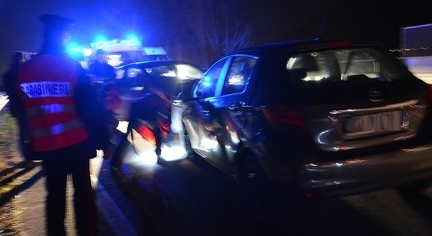Dramma nella notte: auto fuori strada, muore il papà, ferite mamma e figlia di 5 anni