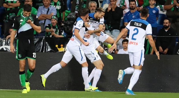 L'Atalanta vince a Reggio Emilia contro il Sassuolo (1-4) e rimane in scia dell'Inter e della Juve