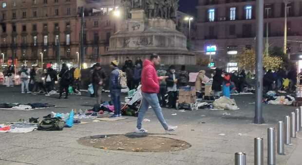 Napoli, piazza Garibaldi di nuovo invasa dai mercatini della monnezza