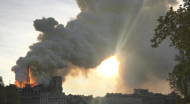 Notre-Dame, una testimone italiana: «Un disastro, un pezzo di storia che se ne va»