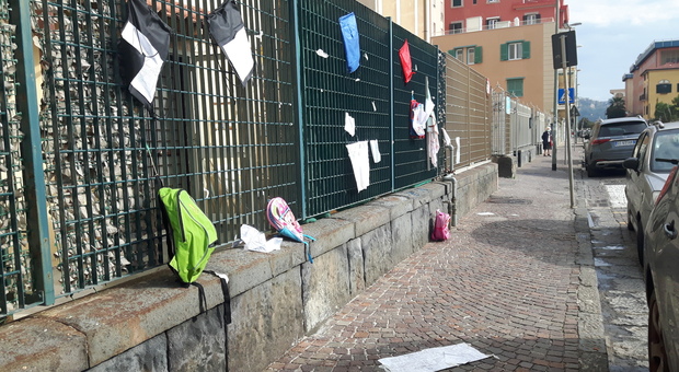 Protesta simbolica contro la didattica a distanza a Bagnoli: zainetti e cartelloni  abbandonati all'ingresso della scuola