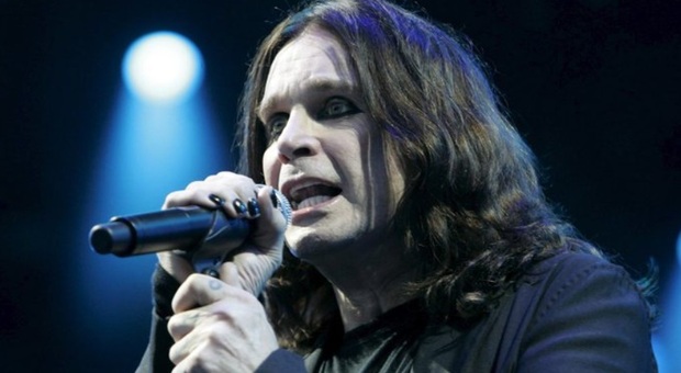 Ozzy Osbourne si ritira dalle scene, l'annuncio: «Mai più in tour, problemi alla spina dorsale dopo un incidente»