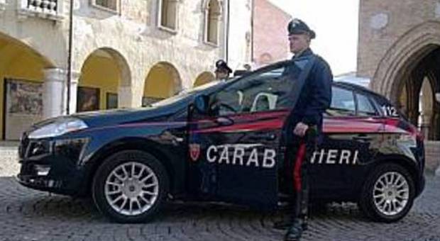 Una pattuglia dei carabinieri in centro storico a Pordenone