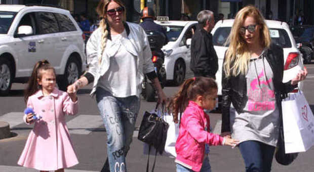 Guendalina Canessa, Karina Cascella e le figlie Chloe e Ginevra a Milano