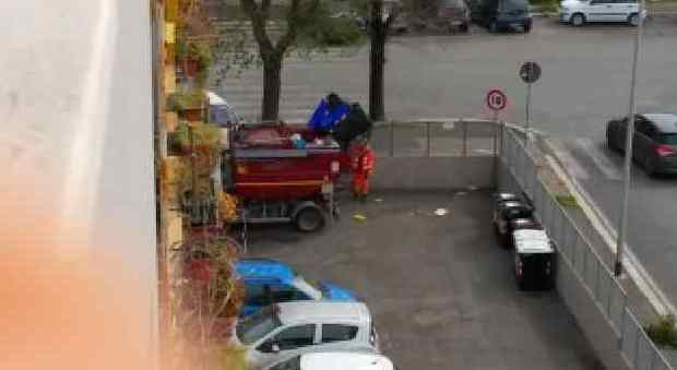 Roma, i rifiuti differenziati finiscono tutti nello stesso camion: la denuncia dei residenti