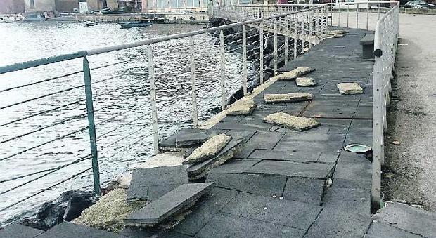 Napoli, sfregio a Riva Fiorita: distrutta la passerella sul mare