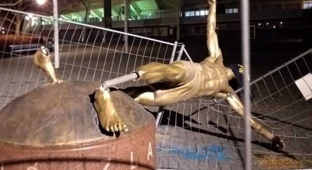 Nuovi vandalismi a Malmoe: abbattuta la sua statua di Ibrahimovic
