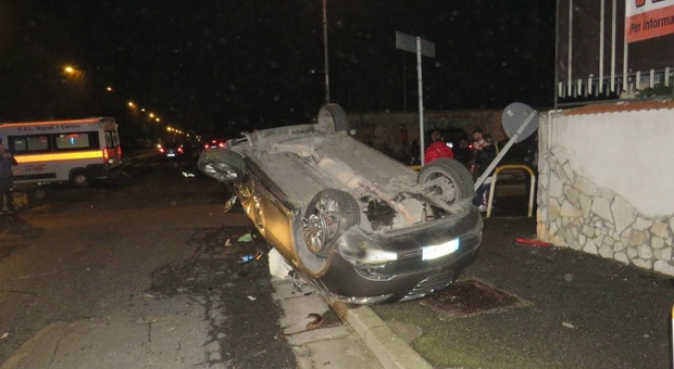 Choc a Napoli, auto si ribalta: cinque feriti finiscono in ospedale