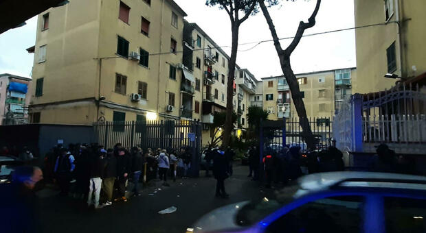 Napoli, due morti uccisi a colpi d'arma da fuoco a Miano. Sul posto è arrivata la polizia
