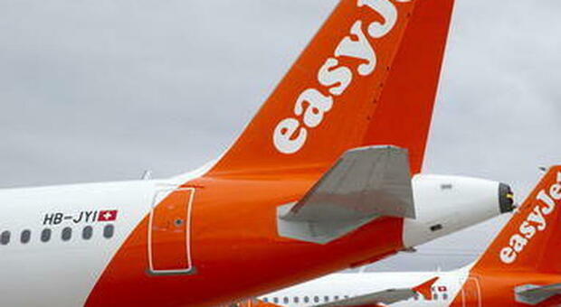 Passeggero di un aereo Easyjet rischia di pagare una multa salatissima dopo un post sui social