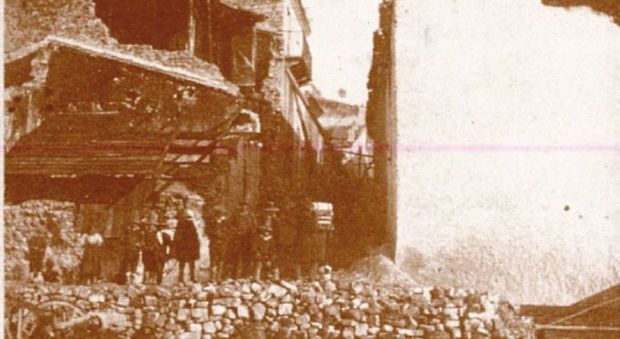 Resti di piazza Mercato a Potenza dopo il terremoto del 1857 (foto Alphonse Bernoud)