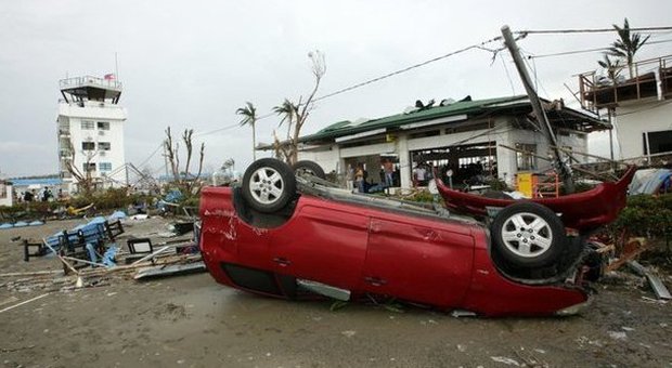 Il tifone Haiylan semina devastazione nelle Filippine (Francis R. Malasig - Ansa)