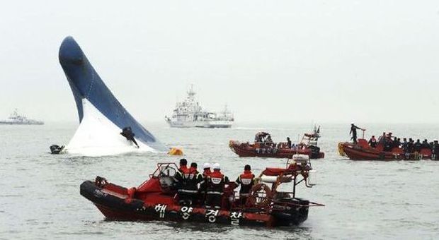 Corea del Sud, affonda un traghetto: almeno due morti, 80 dispersi in mare