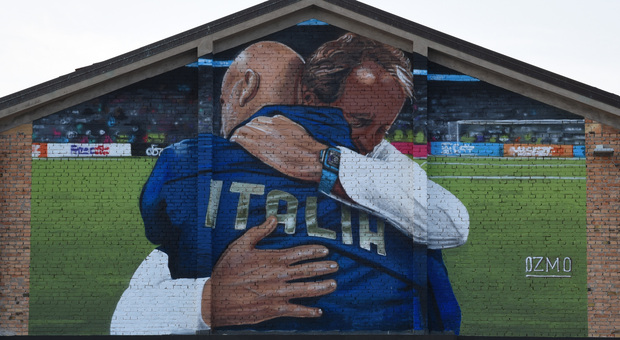 L'abbraccio azzurro fra Mancini e Vialli all'Europeo di calcio divenuto iconico e immortalato su un grande murale ad Adria nella scuola calcio del Bocar Juniors