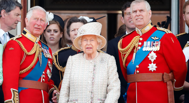 A sinistra re Carlo, al centro la regina Elisabetta, a destra il principe Andrew
