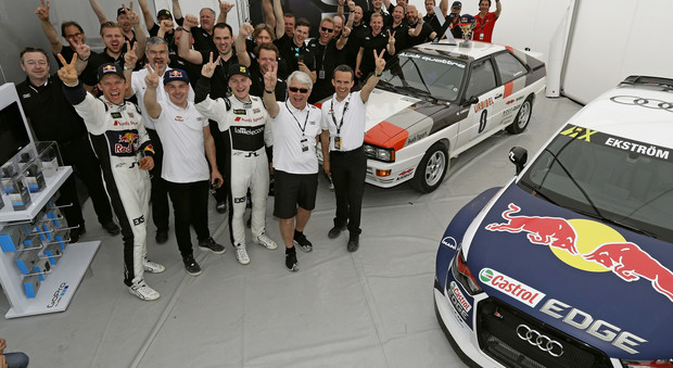Ekstroem festeggia con tutta la squadra Audi