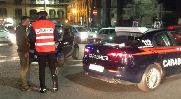 Napoli, minaccia l'ausiliario del traffico perché non deve multare i suoi clienti: arrestato parcheggiatore abusivo