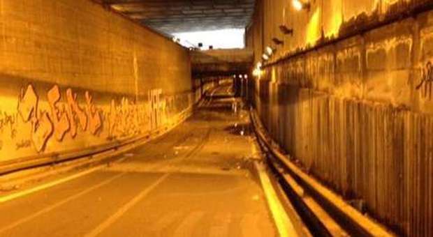 A Napoli è traffico caos: chiuso anche il sottopasso Claudio a Fuorigrotta, guasto l'impianto di illuminazione