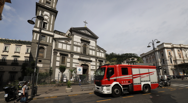 Napoli, cadono calcinacci dalla chiesa di Piedigrotta