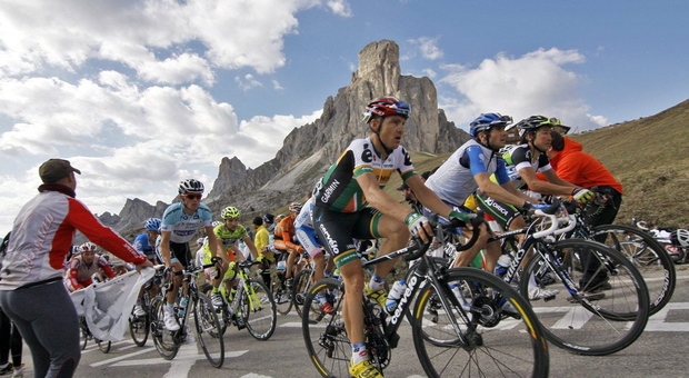 Un passaggio del Giro d'Italia sul passo Giau