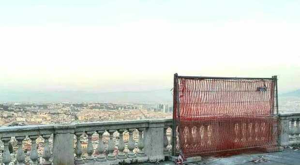 Napoli, riparata la balaustra sul piazzale del belvedere di san Martino dopo la protesta d'arte civica.