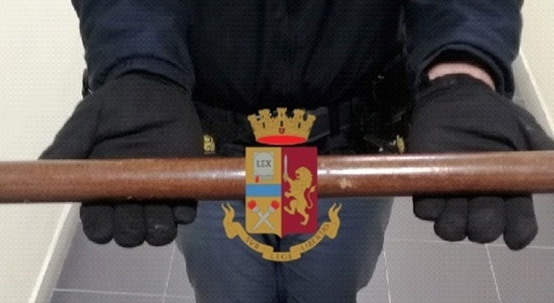 Choc nel Napoletano: armato di un bastone minaccia i negozianti, arrestato