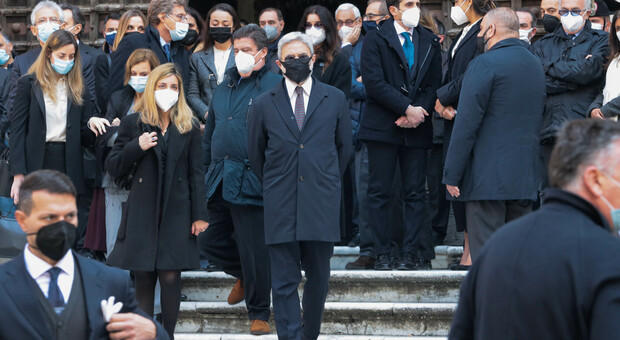Napoli, tanto dolore ai funerali del magistrato Frunzio morto di Covid