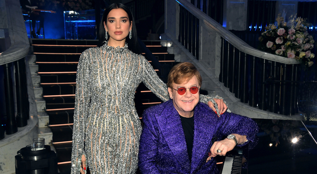 Elton John, nuovo album con tanti duetti: «Giovani e queer, così mi diverto molto»