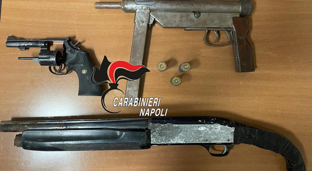 Una mitragliatrice e altre armi nel retrobottega di una parruccheria: choc nel Napoletano