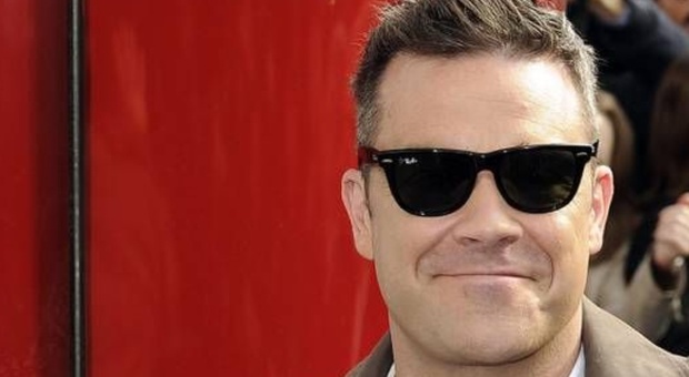 Robbie Williams, 25 anni di carriera tra musica, fama e problemi mentali: «Essere famosi è una grande mer*a”»