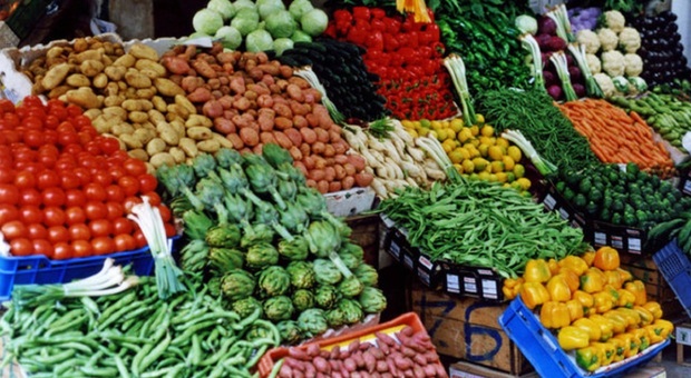 Clima impazzito, il conto lo pagano i consumatori: prezzi folli per frutta e verdura