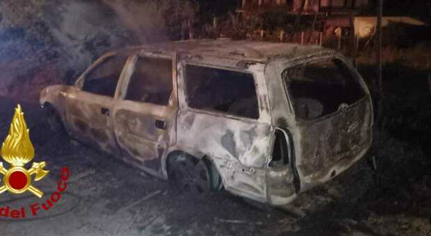 L'auto incendiata a Santa Lucia di Serino