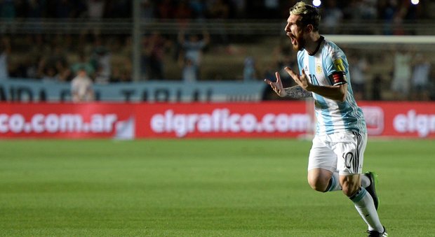 Messi esulta dopo la punizione dell'1-0, foto Twitter AFA