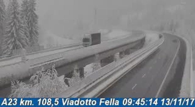 Il Friuli imbiancato dalla neve, la A23 questa mattina