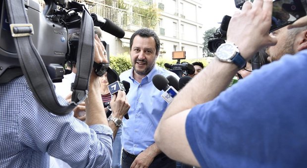 Legittima difesa, Salvini a Di Maio: «Nemmeno mezza pistola in più, si preoccupi di ciò che arriva in Parlamento»