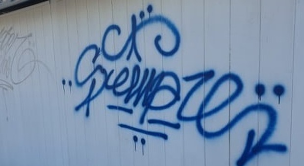 Porto San Giorgio, scritte e vetri rotti: l'estate dei vandali è già cominciata