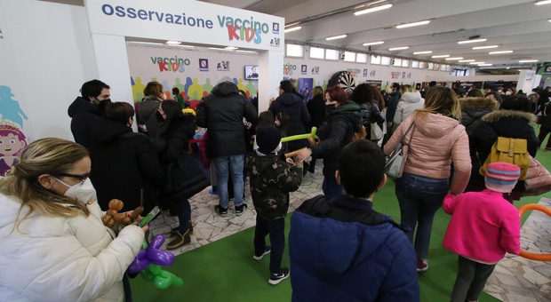Covid in Campania, oggi 12.854 positivi e 43 morti: l'indice di contagio stabile al 14,2% ma calano i ricoveri