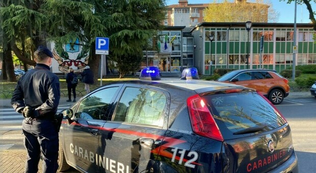 Milano, donna si sveglia nuda nel ristorante chiuso dopo una festa vip: sospetta violenza sessuale. Spariti vestiti e borsetta